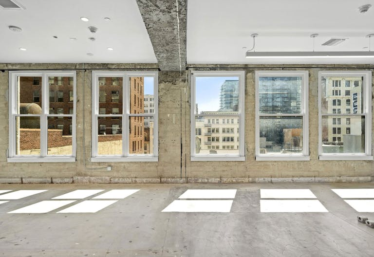 NATURAL LIGHT LOFT | DTLA SKYLINE VIEW | PRIVATE HAIR, MAKEUP AND VANITY SPACE - Image 3