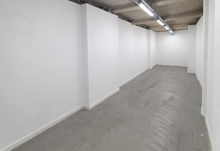 Gallery / showroom combined with a speakeasy bar in the center of Paris - Image 1