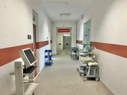 Décor/Lieu de tournage: Hôpital - Image 3