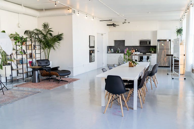 Sunny Historic Creative Loft - Image 3