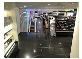 Flagship in Avenue des Ternes - Image 3