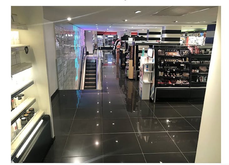 Flagship in Avenue des Ternes - Image 3