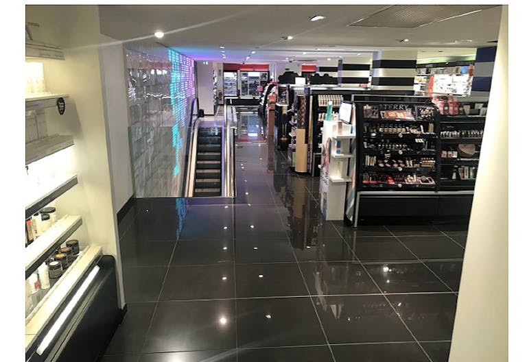 Flagship in Avenue des Ternes - Image 3