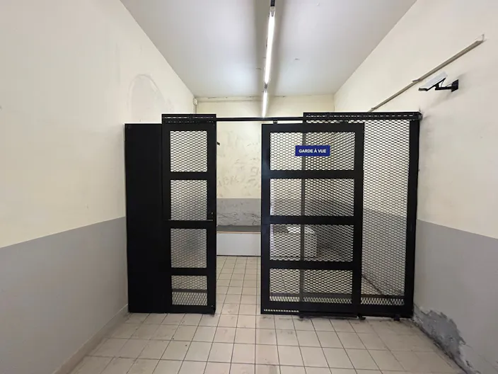 Décor/Lieu de tournage: Commissariat - Image 4