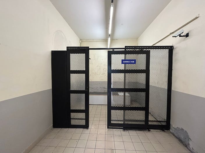 D�cor/Lieu de tournage: Commissariat - Image 4