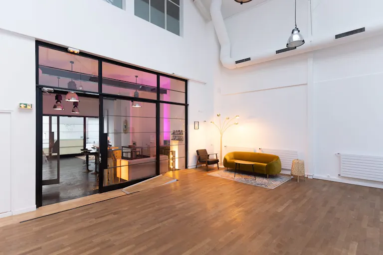 modern and welcoming showroom in the heart of Paris  - Image 3