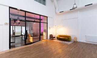 modern and welcoming showroom in the heart of Paris - Image 3