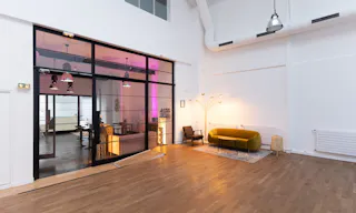 modern and welcoming showroom in the heart of Paris - Image 3