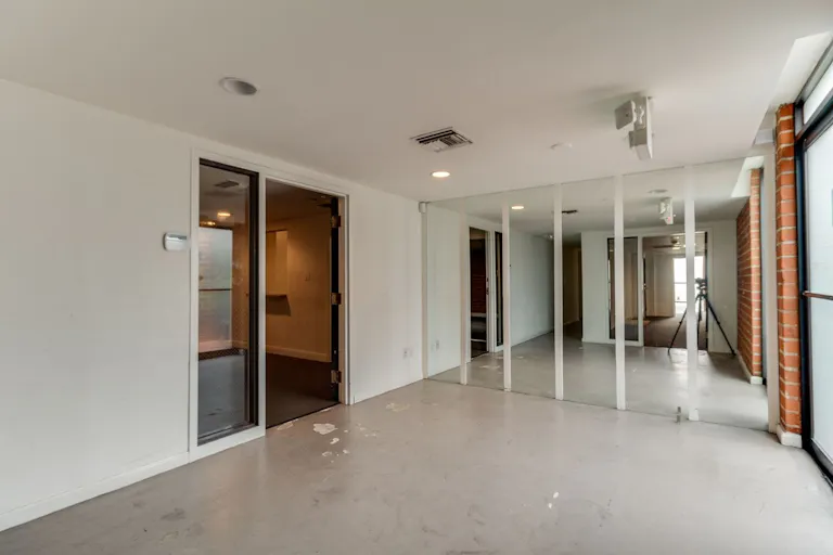 Trendy Building in Beverly Hills - Image 4