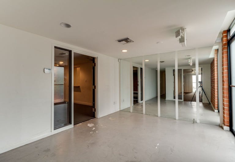 Trendy Building in Beverly Hills - Image 4