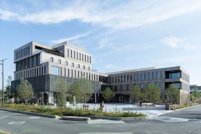 Etage spacieux de bureaux et terrasse privative - Image 4