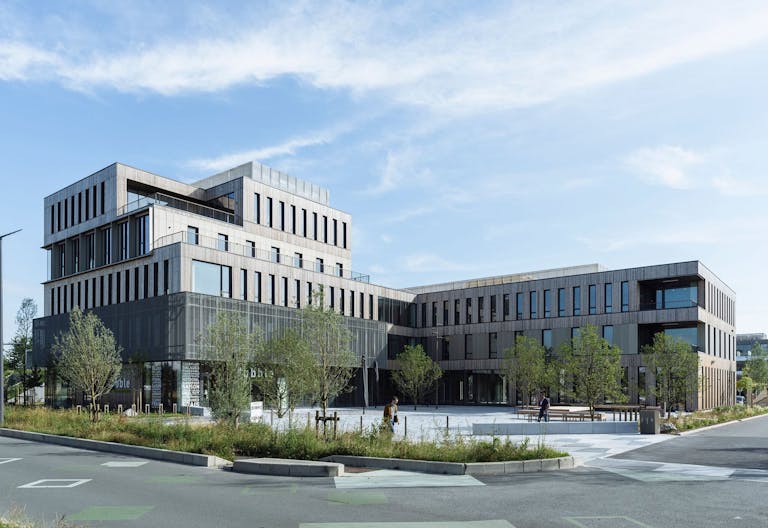 Etage spacieux de bureaux et terrasse privative - Image 4