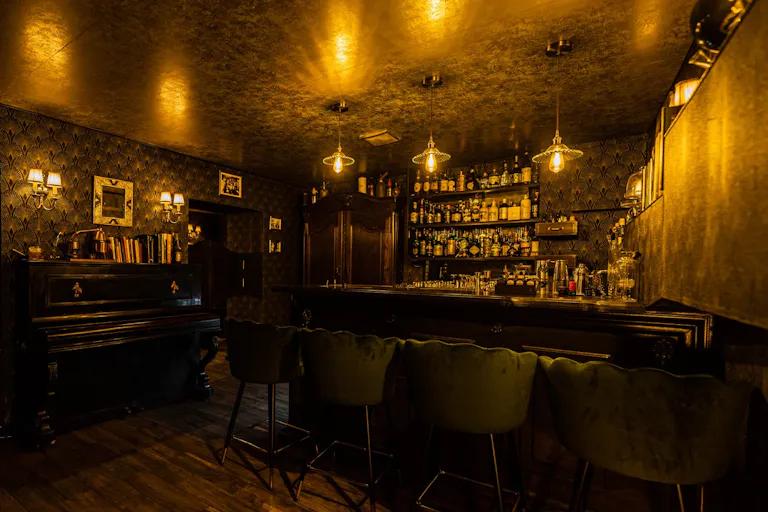 Retour dans le temps dans un magnifique Bar priv� - Image 4
