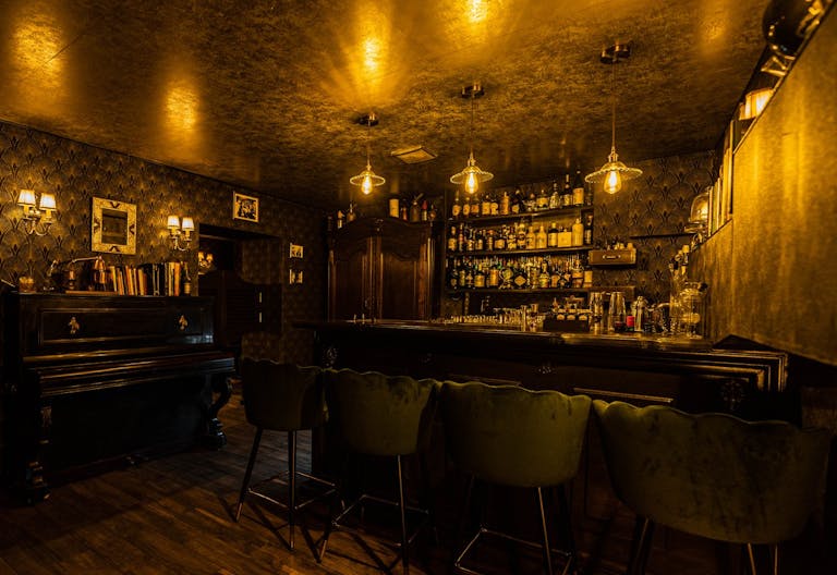 Retour dans le temps dans un magnifique Bar priv� - Image 4