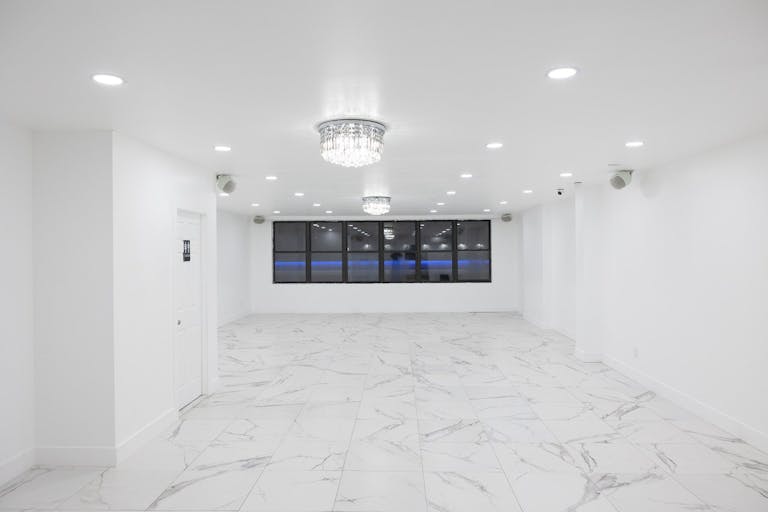 Modern Bright Open White Canvas Space in a prime location - Image 0