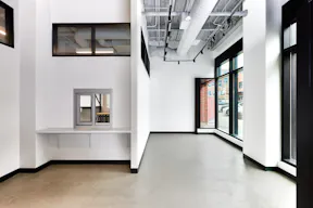 Elegant Storefront in Fulton Market - Image 2