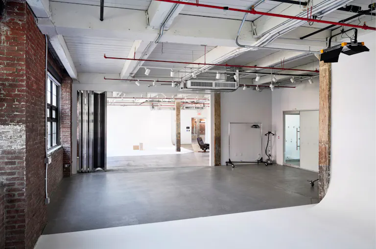 Flexible Studio Space with Two Cycloramas in Greenpoint, Brooklyn - Image 2