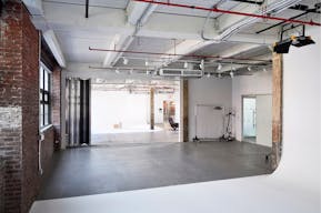 Flexible Studio Space with Two Cycloramas in Greenpoint, Brooklyn - Image 2
