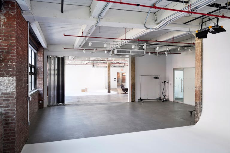 Flexible Studio Space with Two Cycloramas in Greenpoint, Brooklyn - Image 2