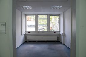 Striking Corner Space on Karl-Liebknecht-Straße with Full-Glass Frontage - Image 18