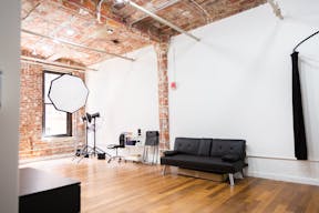 Stunning Dumbo Studio: Natural Light, Brooklyn Bridge Nearby, Full Equipment & Services! - Image 1