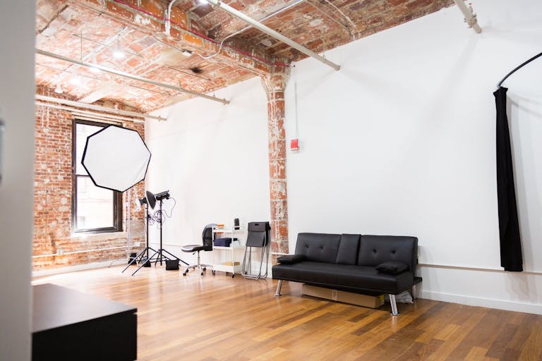 Stunning Dumbo Studio: Natural Light, Brooklyn Bridge Nearby, Full Equipment & Services! - Image 1