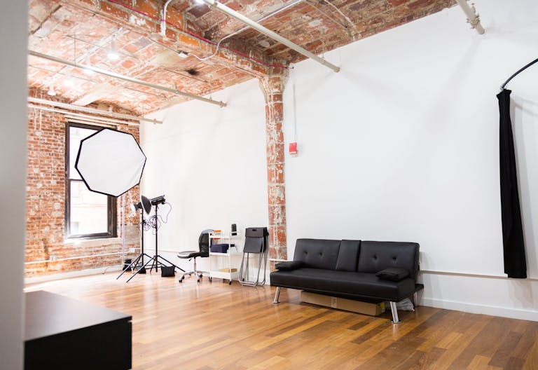 Stunning Dumbo Studio: Natural Light, Brooklyn Bridge Nearby, Full Equipment & Services! - Image 1