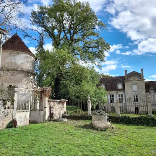 Château du XVIIIe siècle abandonné - Image 1