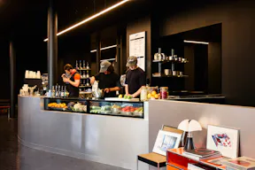 Concept store & Bar design au cœur du Marais – pop-up et showroom - Image 3