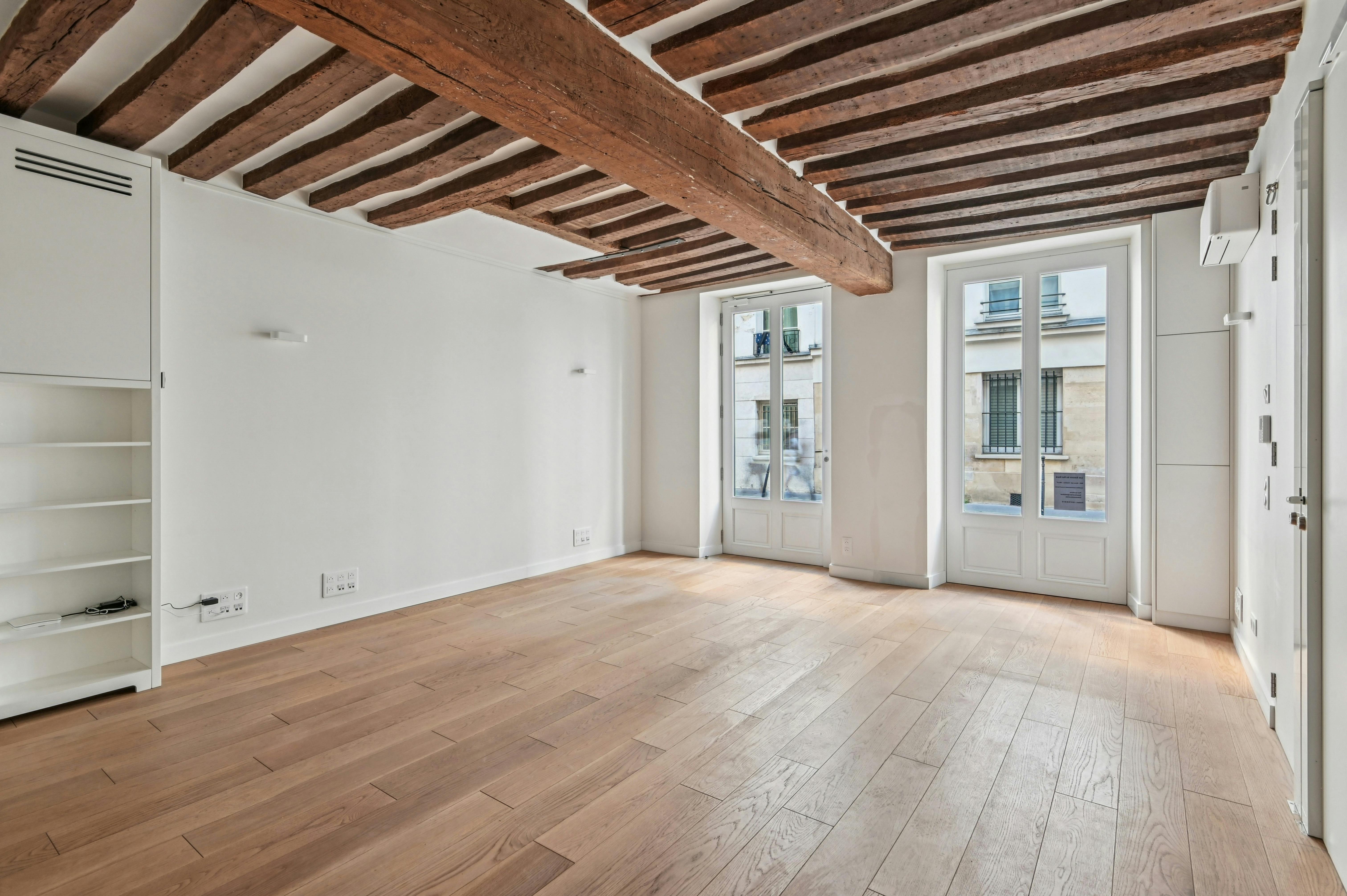 Elegant Gallery and Showroom on Rue du Roi Doré, Paris
