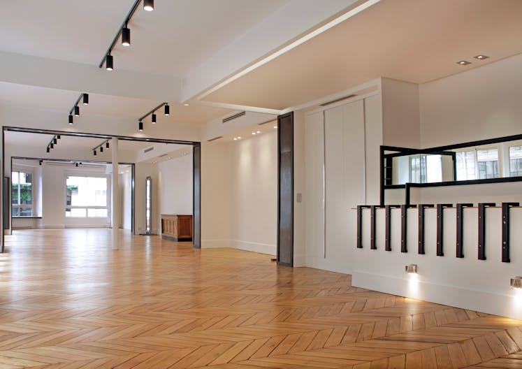 Vast Parisian Showroom at Opéra-Bourse - Image 1