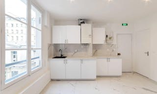 Showroom on Rue du Faubourg Saint-Honoré - Image 7