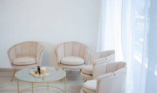 Salon de coiffure lumineux et moderne - Image 2