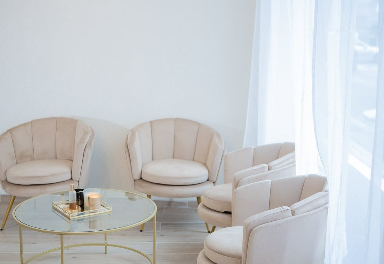 Salon de coiffure lumineux et moderne - Image 2