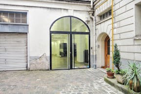 Spacious Gallery in Le Marais - Image 12