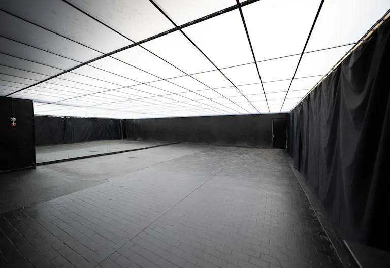 Metro 2 - Infinity room with RGB ceiling - Image 4
