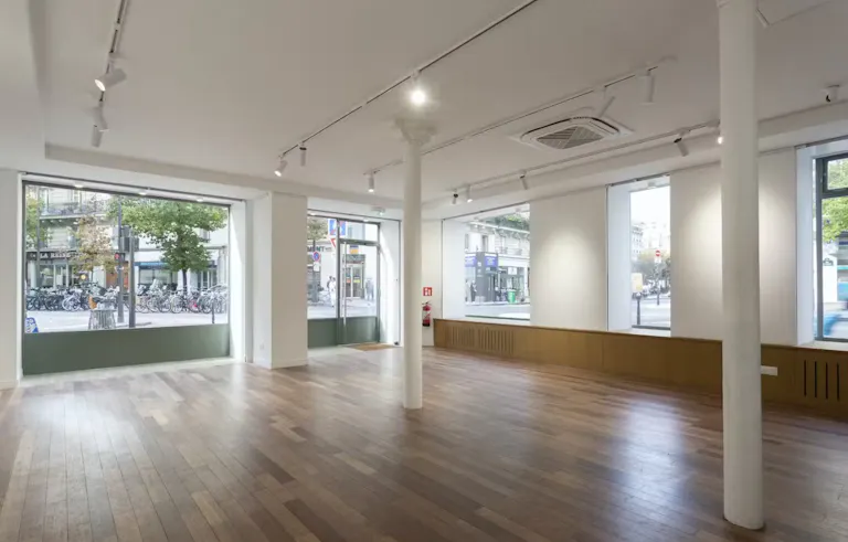 Boutique �ph�m�re / Pop-up / Galerie/Showroom au coeur du Marais - tr�s lumineux avec 8 m de vitrines en angle - Arts et M�tiers - Image 1