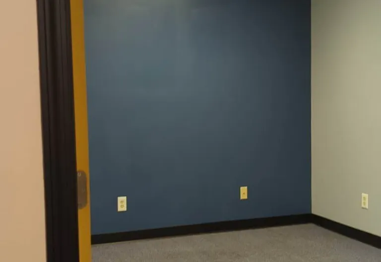 Room for rent inside massage studio - Image 3