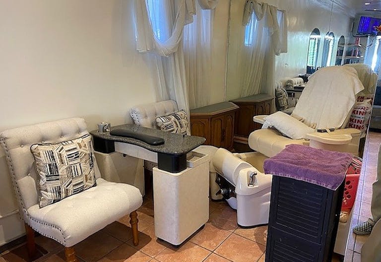 Local Hair Salon for rent (Beauty, Nails, & Private Rooms) - Image 2