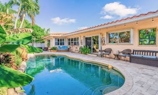 Tropical Beach style Oasis - Image 1