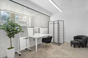 NATURAL LIGHT LOFT | DTLA SKYLINE VIEW | PRIVATE HAIR, MAKEUP AND VANITY SPACE - Image 4