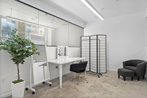 NATURAL LIGHT LOFT | DTLA SKYLINE VIEW | PRIVATE HAIR, MAKEUP AND VANITY SPACE - Image 4