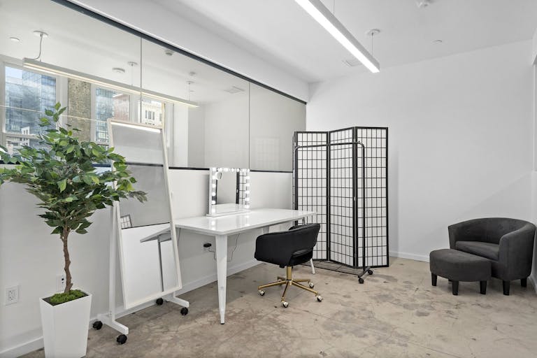 NATURAL LIGHT LOFT | DTLA SKYLINE VIEW | PRIVATE HAIR, MAKEUP AND VANITY SPACE - Image 4