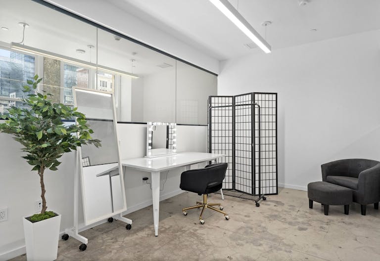 NATURAL LIGHT LOFT | DTLA SKYLINE VIEW | PRIVATE HAIR, MAKEUP AND VANITY SPACE - Image 4