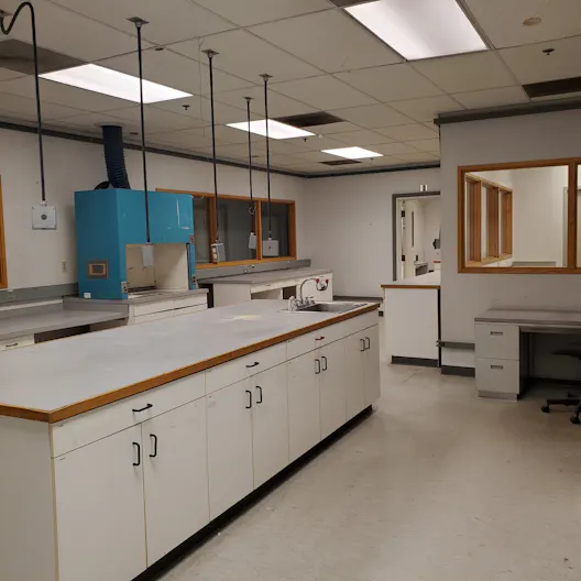 2 story building in grate location, close to downtown Seattle, Magnolia and Ballard center. It has 12 designated parking spaces and garage. Updates available.. - Image 2