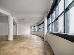 Showroom 160 m² – style industriel - lumière du jour/baie vitrée panoramique – Paris 11e - Image 1