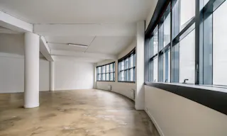 Showroom 160 m² – style industriel - lumière du jour/baie vitrée panoramique – Paris 11e - Image 1