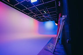 Luxurious, ground-level Soundstage with gorgeous lounge, large garage door and private parking - Image 10