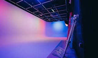 Luxurious, ground-level Soundstage with gorgeous lounge, large garage door and private parking - Image 10