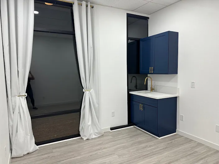 Newly renovated Private Suite for rent in Beauty Salon - Image 2
